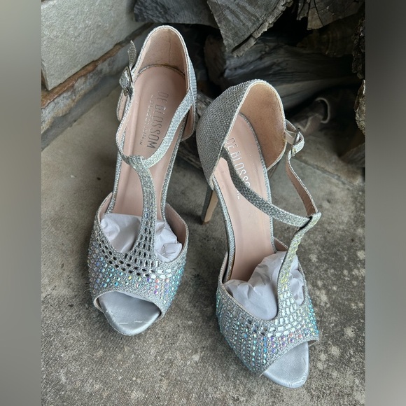 De Blossom Silver T-Strap Heels with Rhinestone Embellishments heels Sz-7.5. Ps - Picture 2 of 15